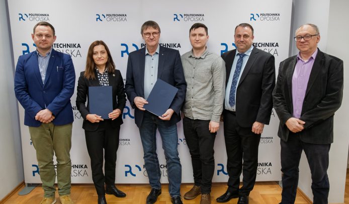 Vice-Rector for Cooperation, representatives of the Faculty of Electrical Engineering, Automation, and Computer Science, and representatives of the company Apra-Optinet