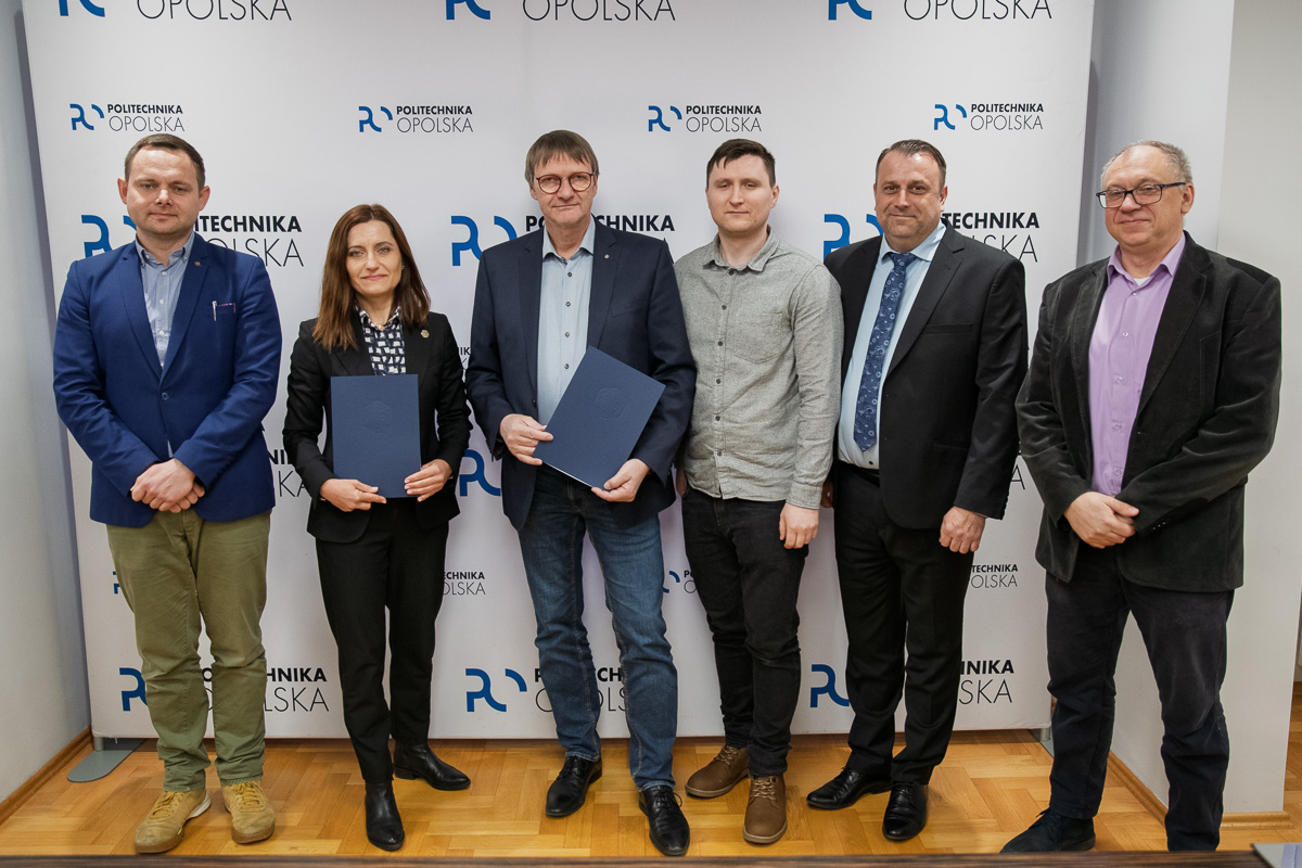 Vice-Rector for Cooperation, representatives of the Faculty of Electrical Engineering, Automation, and Computer Science, and representatives of the company Apra-Optinet